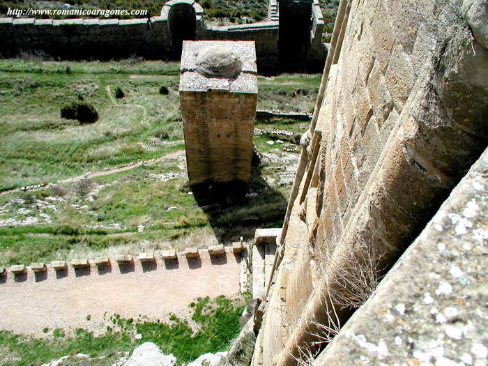 VISTA DE LA TORRE ALBARRANA Y MURALLA DESDE ENCIMA DEL BSIDE DE SAN PEDRO